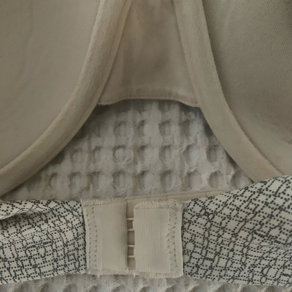 Hanes 36D bra underwire. Nylon spandex - Picture 4 of 6